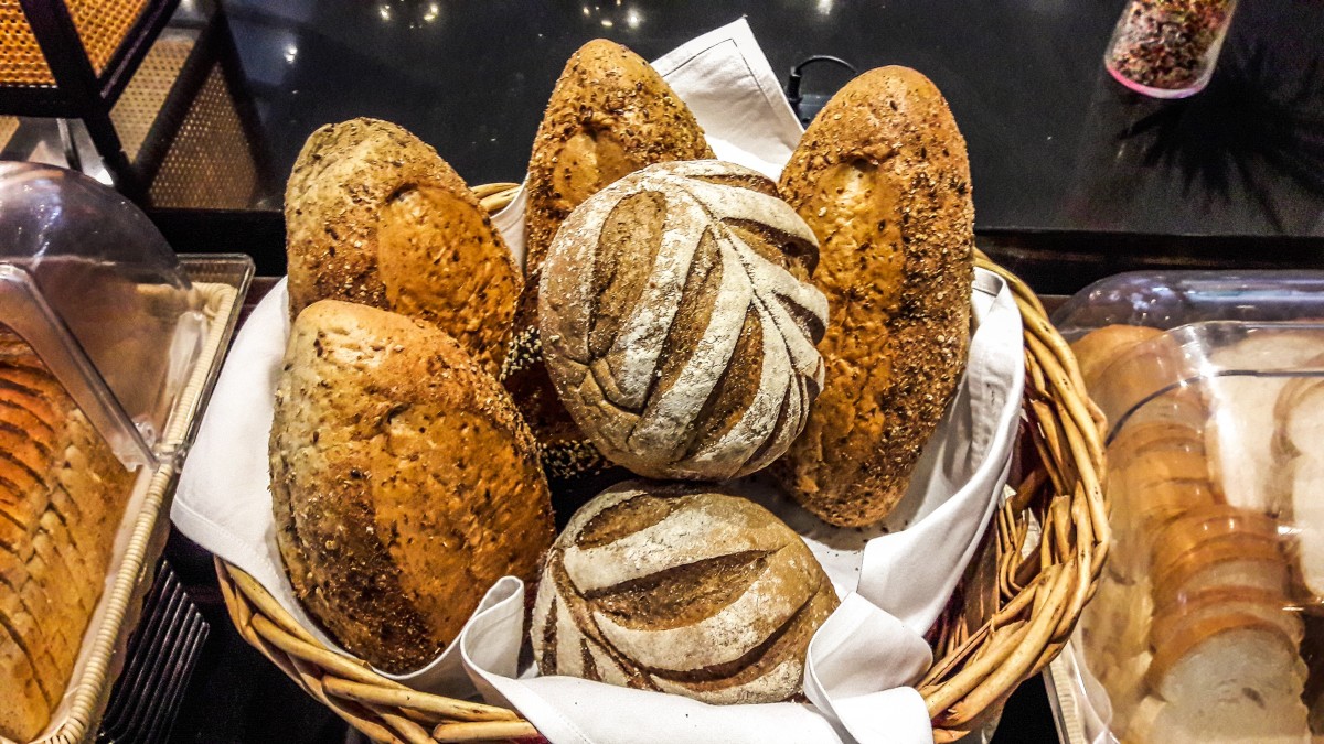 Korb mit Backwaren für die Frühstückslieferung